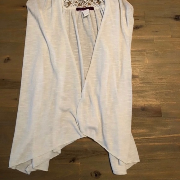 Cream, lightweight, vest. Crochet design in back - Picture 3 of 8